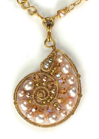 http://www.pinterest.com/pin/58828338857030038/ Pearls and golden necklace - so beautiful
