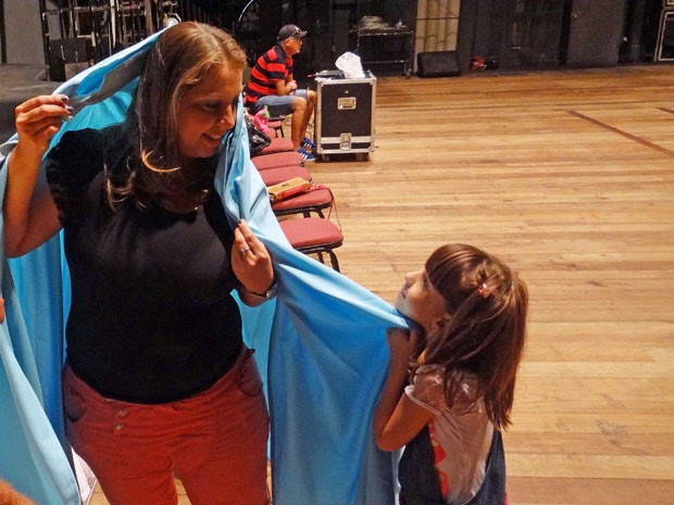 Michelline Torres no ensaio da Paixão de Cristo com a filha, Ana Clara (Foto: Priscila Miranda / G1)