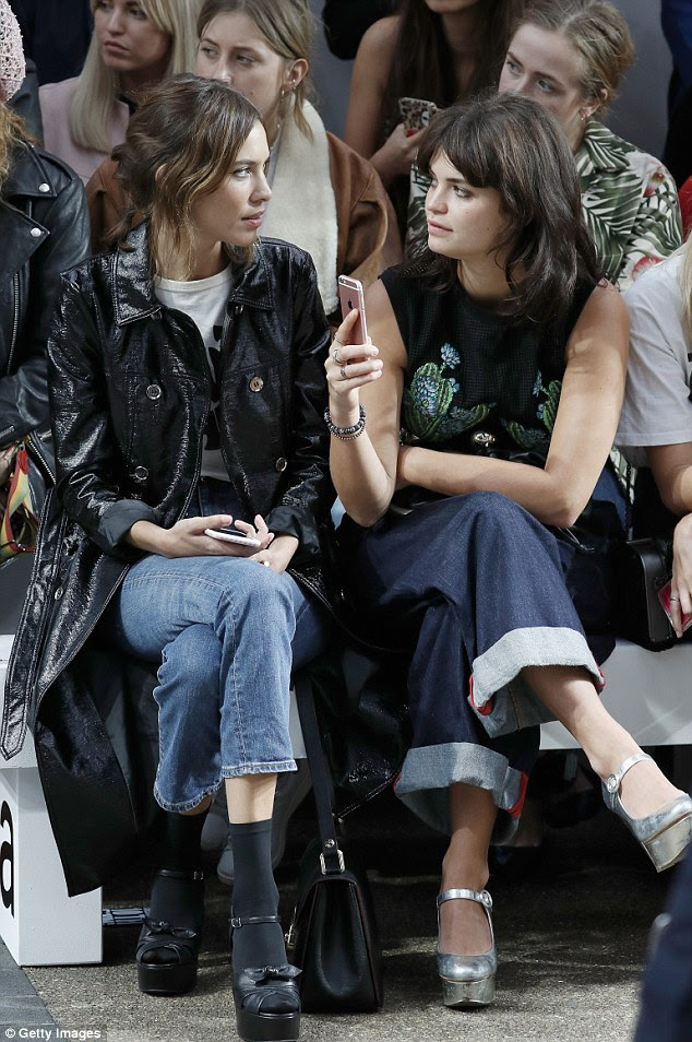 Pares à moda: Pixie tomou seu lugar na primeira fila ao lado elegante amigo próximo Alexa, 32