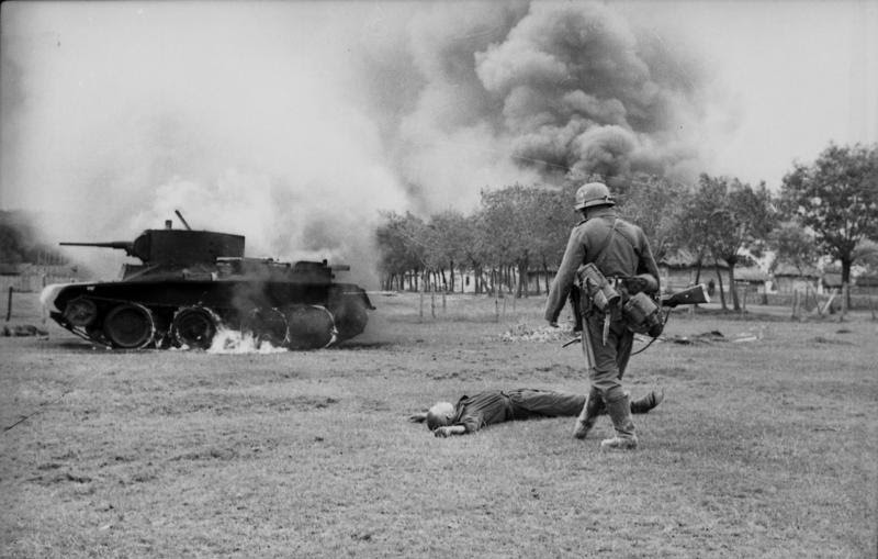 Ficheiro:Bundesarchiv Bild 101I-020-1268-36, Russland, russischer Gefallener, Panzer BT 7,.jpg