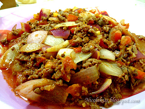 minced buffalo with onion and tomato cubes