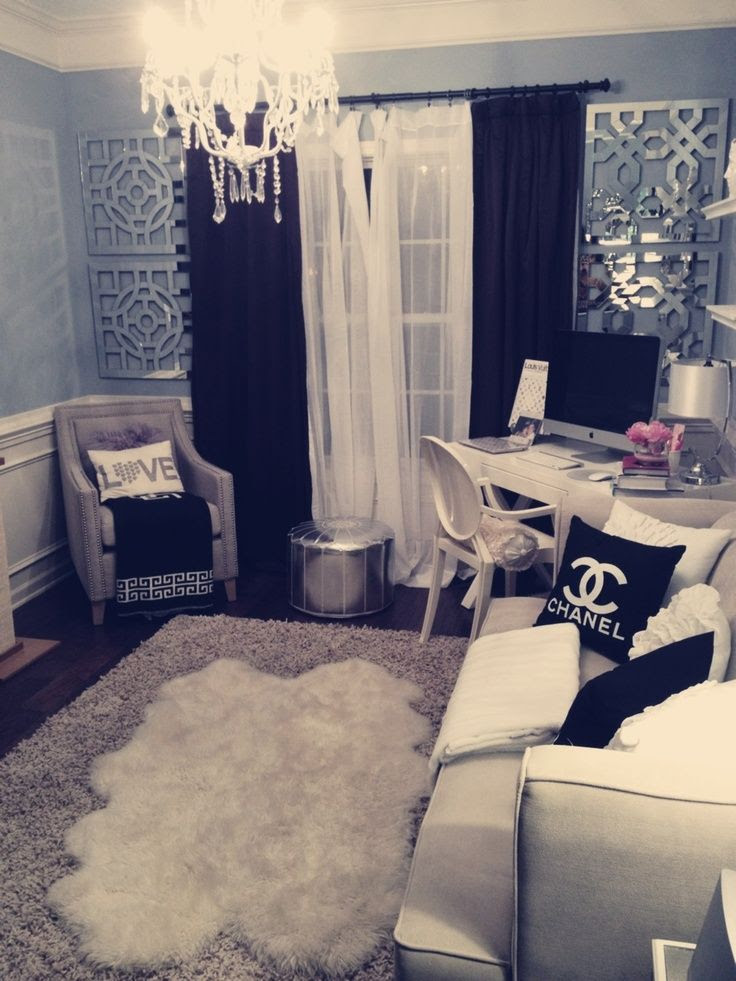 im not really into all black white and grey but love that ists a posh feeling and i really want that cushion<3