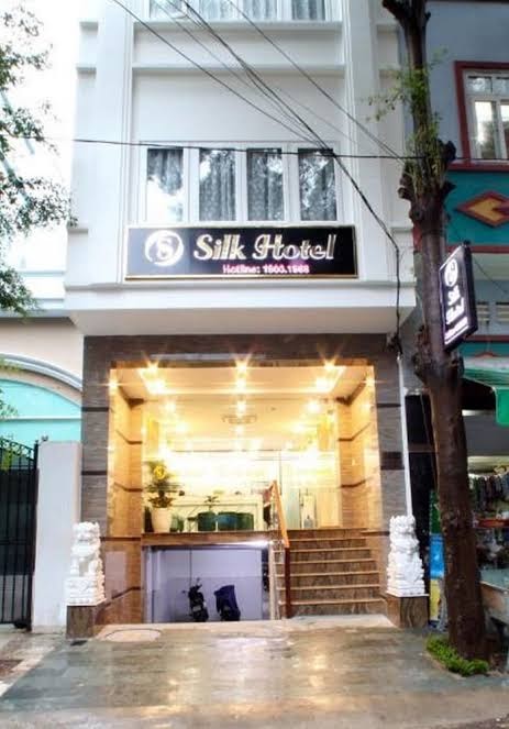 RedDoorz Plus near Tan Son Nhat Airport 2