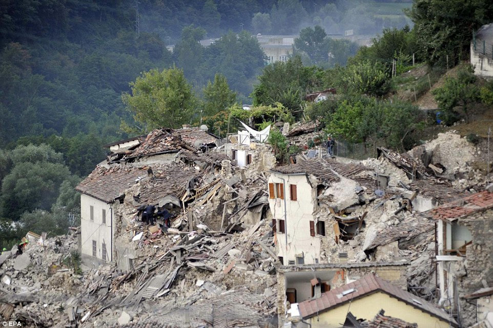 casas desabaram são vistos ruir lado da montanha em Pescara del Tronto, perto município Arquata del Tronto