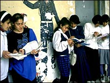 कुर्दिस्तान में स्कूली बच्चियाँ