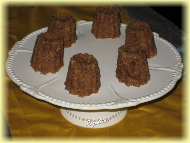 MAGDALENAS DE SALVADOS DE NARANJA CON CACAO Y CAFE