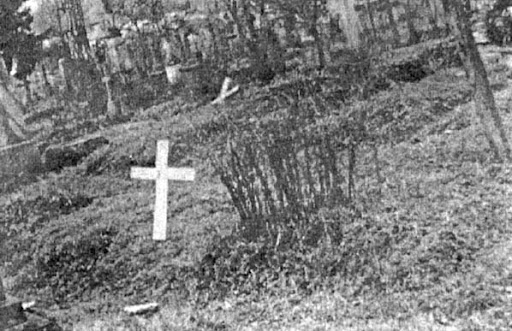Trembowla. Zdewastowany cmentarz katolicki. KrzyÅ¼ postawiony wÂ miejscu mogiÅ‚y 10 PolakÃ³w zamordowanych 24.11.1943 r. przez OUN-UPA.