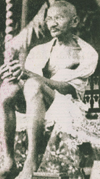 File:Gandhi at vaikom satyagraha-2.jpg