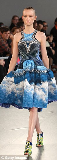 http://i.dailymail.co.uk/i/pix/2011/09/19/article-0-0DFA2DEE00000578-778_196x551.jpg