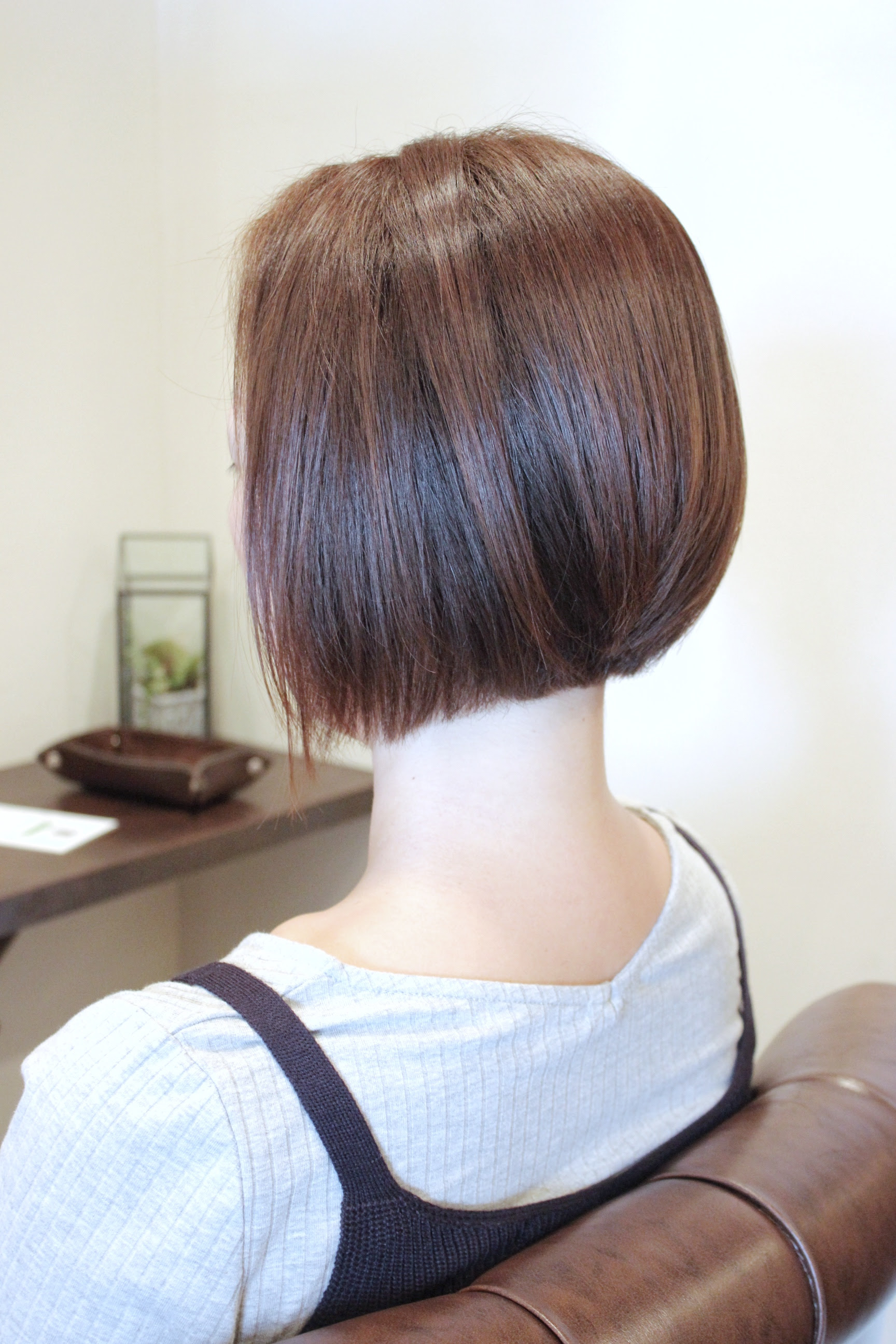 ヘアスタイルカタログ 75+ 前 下がり ボブ 襟足