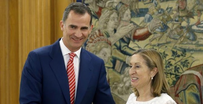 El rey Felipe VI saluda a la presidenta del Congreso, Ana Pastor, a su llegada al palacio de la Zarzuela. EFE/Ángel Díaz