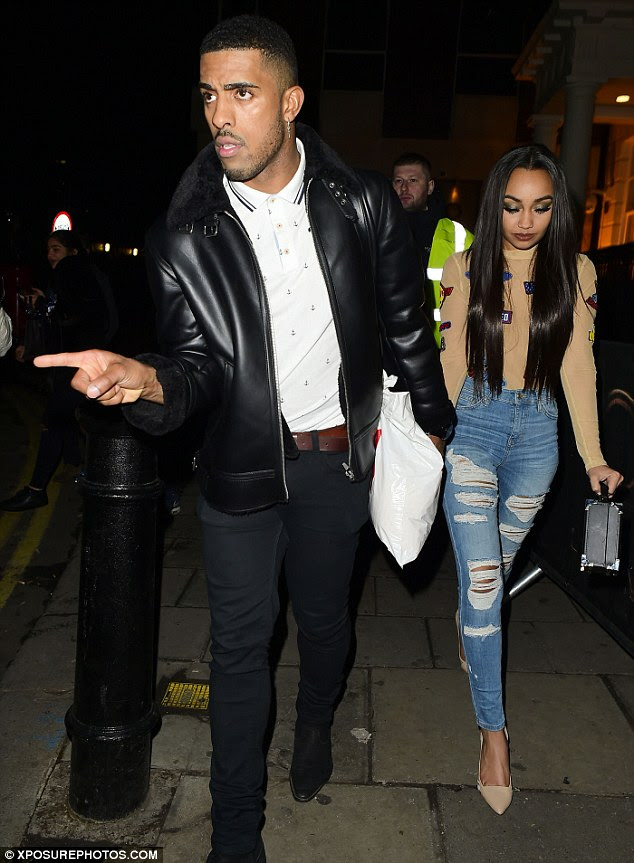 Casual: Leigh-Anne, 25, usava uma chave superior comparativamente baixo equipado e de alta pendurada jeans rasgado