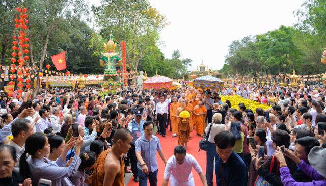 Buổi lễ quy tụ hàng chục ngàn tín đố Phật tử gần xa về tham dự