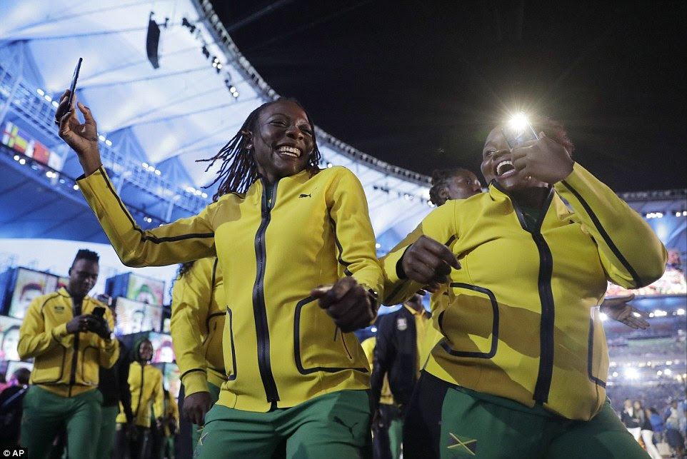 Equipe Jamaica estavam em alto astral durante a cerimônia de abertura - apesar de seu atleta mais célebre Usain Bolt não ser capaz de participar