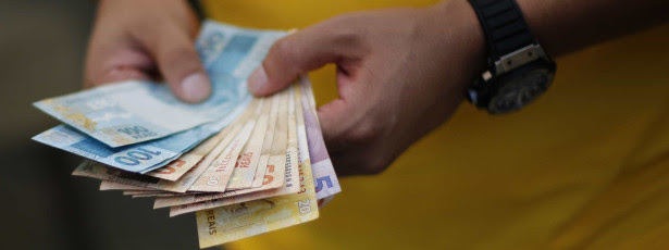 Governo adia pagamentos do abono salarial para 2016 Governo adia pagamentos do abono salarial para 2016