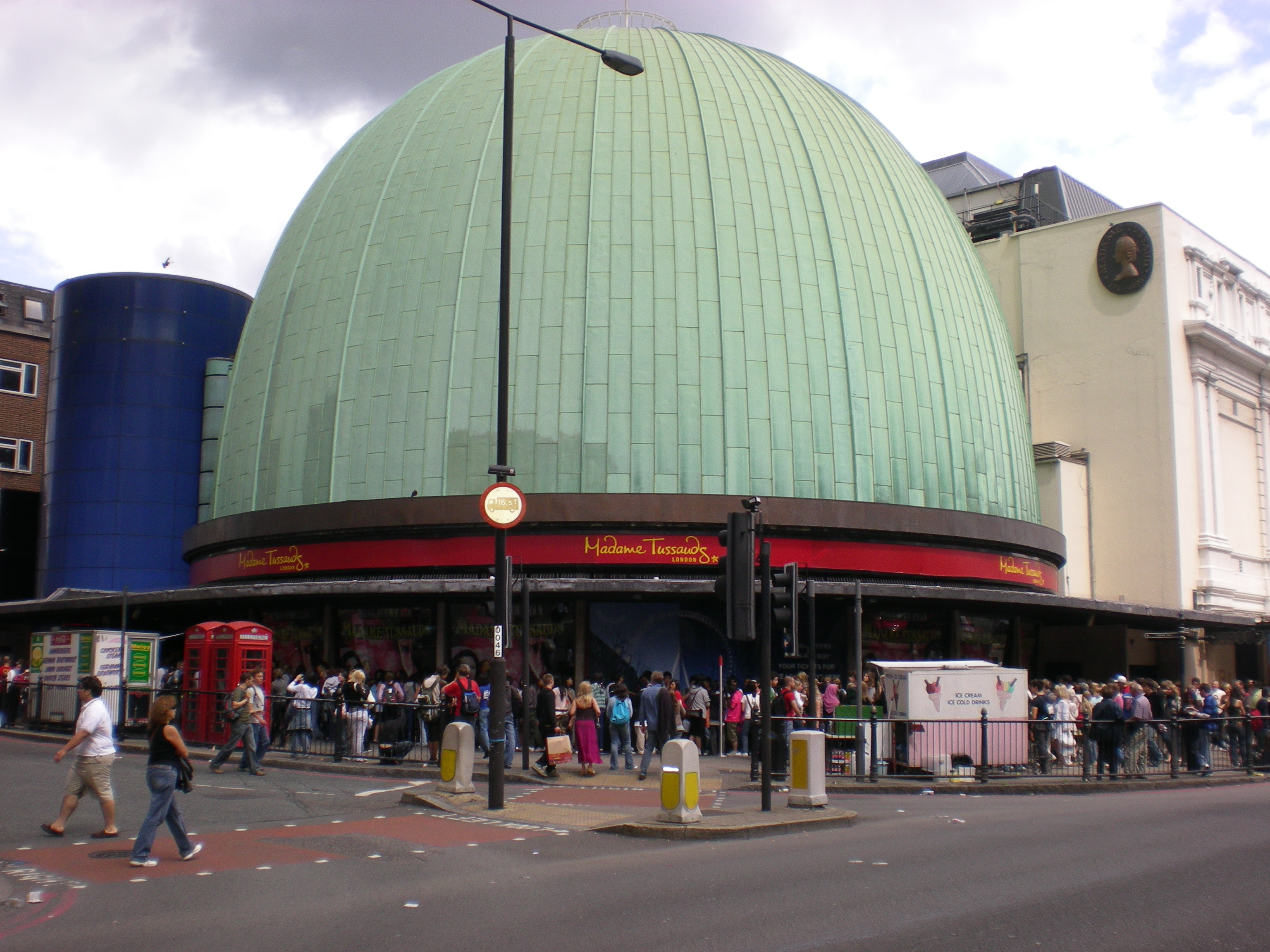 http://upload.wikimedia.org/wikipedia/commons/3/3b/MadameTussaudMuseumLondon.JPG