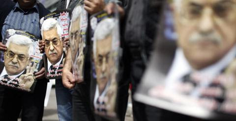 Varios palestinos portan carteles del presidente palestino, Mahmud Abás, en una manifestación en Ramala en marzo de 2014. - AFP
