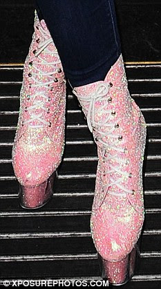 http://i.dailymail.co.uk/i/pix/2012/01/19/article-2088827-0F8320CD00000578-940_233x418.jpg