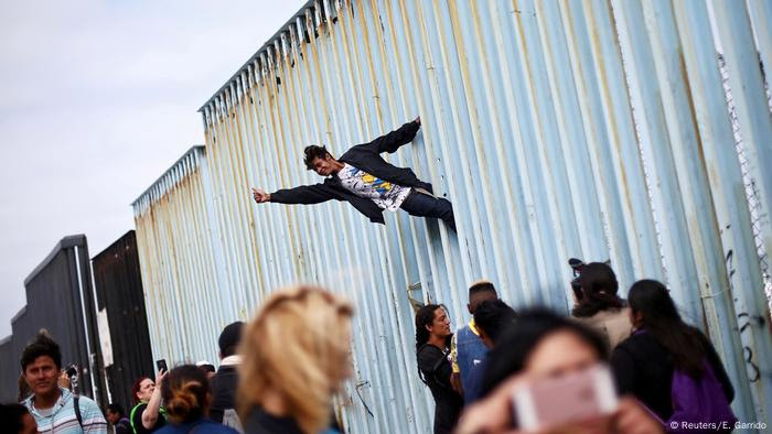 Mexiko Tijuana Migranten. Mexiko Tijuana Migranten-Konvoi erreich Blog de Juan Pardo US-Grenze (Reuters/E. Garrido) "No somos criminales" "No somos criminales, somos trabajadores internacionales. ¿Por qué nos matan?, ¿por qué nos asesinan? Si somos la esperanza. Alto a Donald Trump y su política asesina", corearon los migrantes en una manifestación realizada en Tijuana. Blog de Juan Pardo
