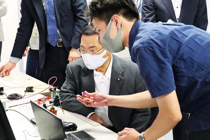 竹本内閣府特命担当大臣(科学技術政策担当)が東京工業大学を視察 - 東京工業大学