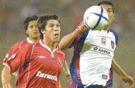 Matheu y Ulloa persiguen la pelota, que anoche fue bastante maltratada en Mendoza