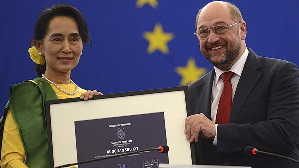 El presidente del Parlamento Europeo, Martin Schulz (dcha), entrega premio Sájarov a la Libertad de Conciencia a la líder opositora birmana Aung San Suu Kyi