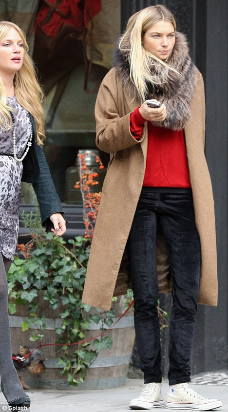 http://i.dailymail.co.uk/i/pix/2011/11/03/article-0-0EA85E0C00000578-133_468x846.jpg