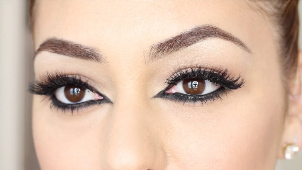 The Powder Room How To Sharp InnerCorner Eyeliner