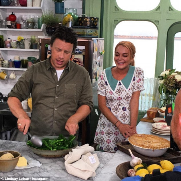 Em breve: Lindsay está definido para aparecer como um convidado especial em um próximo episódio de culinária show de Jamie E Jimmy¿s Friday Night Festa ao lado de Jamie