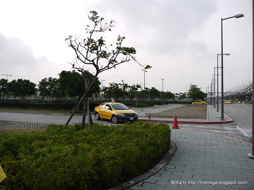 高鐵台中站外惡性佔用停車位的排班計程車