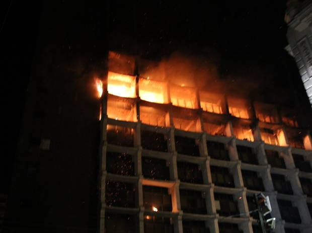 Incêndio de grandes proporções atingiu o prédio da Receita Federal, em Belém (Foto: Christian Emanoel/TV Liberal)
