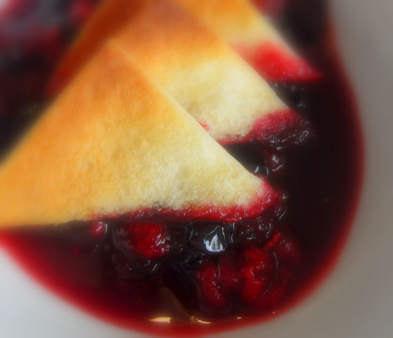 The English Kitchen: Easy Berry Charlotte