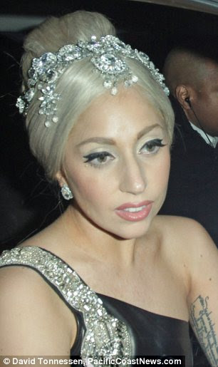 http://i.dailymail.co.uk/i/pix/2011/12/05/article-0-0F0F268200000578-549_306x515.jpg