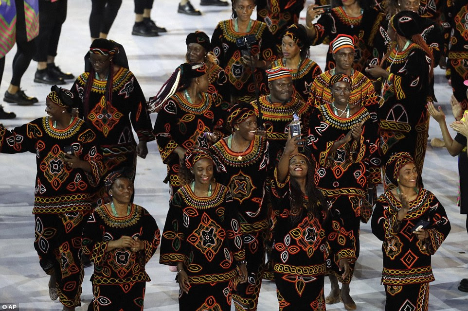 Equipe Camarões marcha na arena durante a cerimônia de abertura dos Jogos Olímpicos de 2016 no Rio de Janeiro, Brasil
