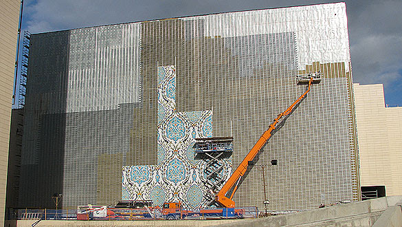 A finales del mes de enero los azulejos comenzaron a instalarse en la fachada del centro de convenciones de Orán.