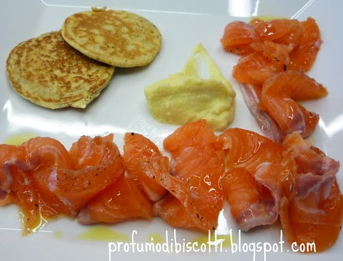 SALMONE MARINATO CON SALSA E BLINIS