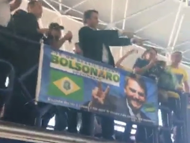 Em trio elétrico, Bolsonaro é recebido por multidão no aeroporto de Fortaleza (Foto: Reprodução/Facebook)
