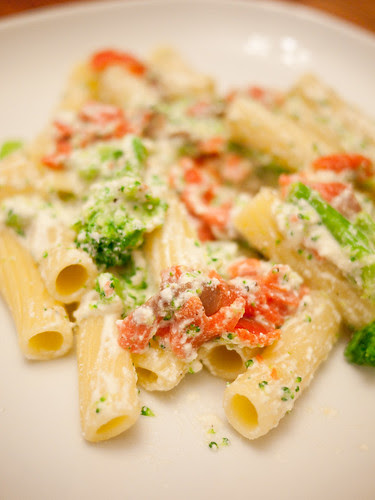 Pasta con ricotta e salmone affumicato