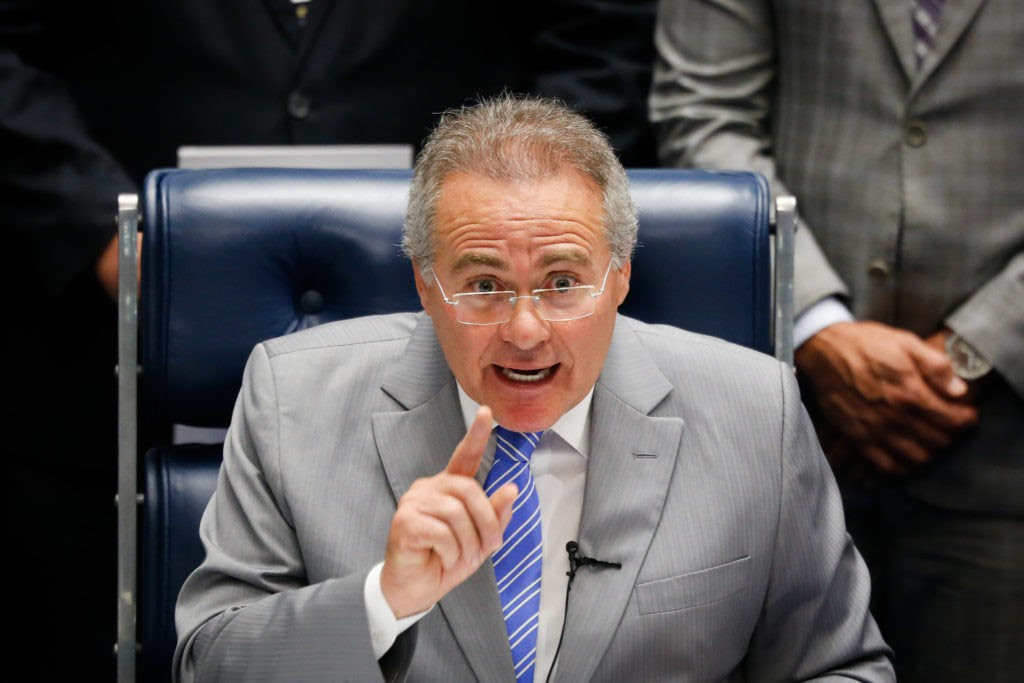 BRASÍLIA, DF, BRASIL, 26-10-2016 Renan faz crítica ao judiciário - O presidente do Senado, Renan Calheiros (PMDB-AL), com a Proposta de Emenda à Constituição (PEC) 241, que limita os gastos públicos federais para os próximos 20 anos, recebida do presidente da Câmara dos Deputados , Rodrigo Maia. Foto: Sérgio Lima / Poder 360.