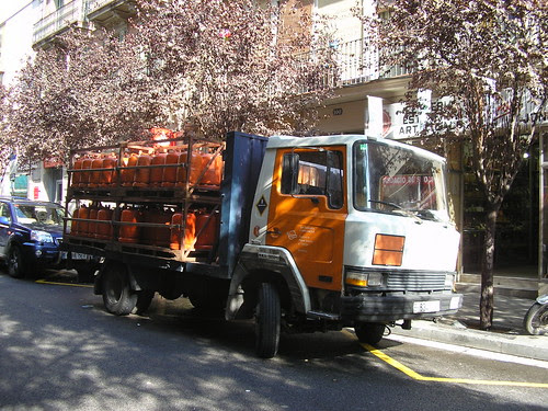 Ebro repartint butà pel barri de Gràcia de Barcelona