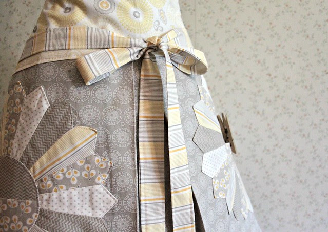 Willow Dresden Pocket Half Apron