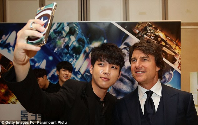 Hora da selfie! Tom Cruise tomou uma série de fotografias com outro membro da banda pop