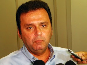 Carlos Eduardo anunciou que irá ao TJ solicitar auditoria na administração municipal (Foto: Ricardo Araújo/G1)