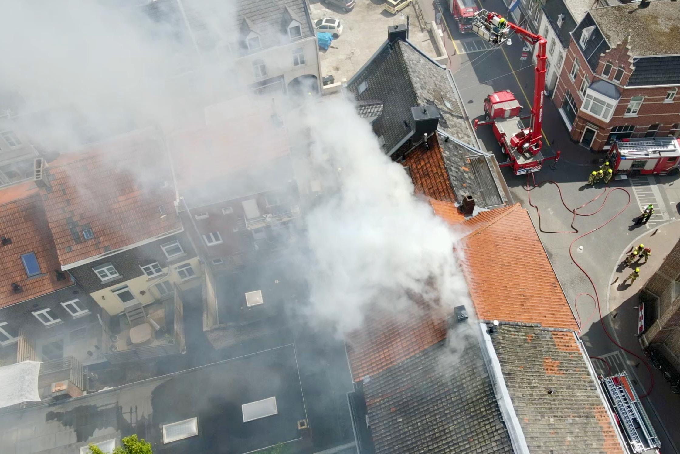 Dak deels ingestort na brand Roermond: appartementen onbewoo...