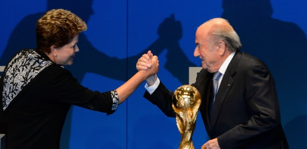 Dilma e o presidente da Fifa, Joseph Blatter, em evento antes da Copa do Mundo de 2014