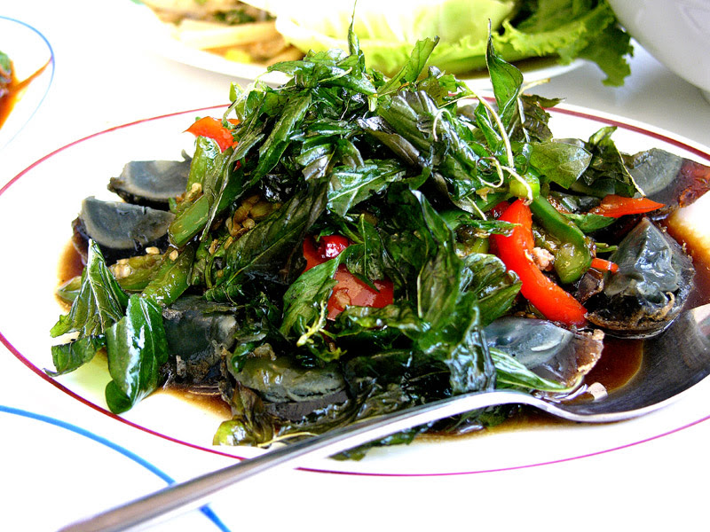 yai thai black egg pow