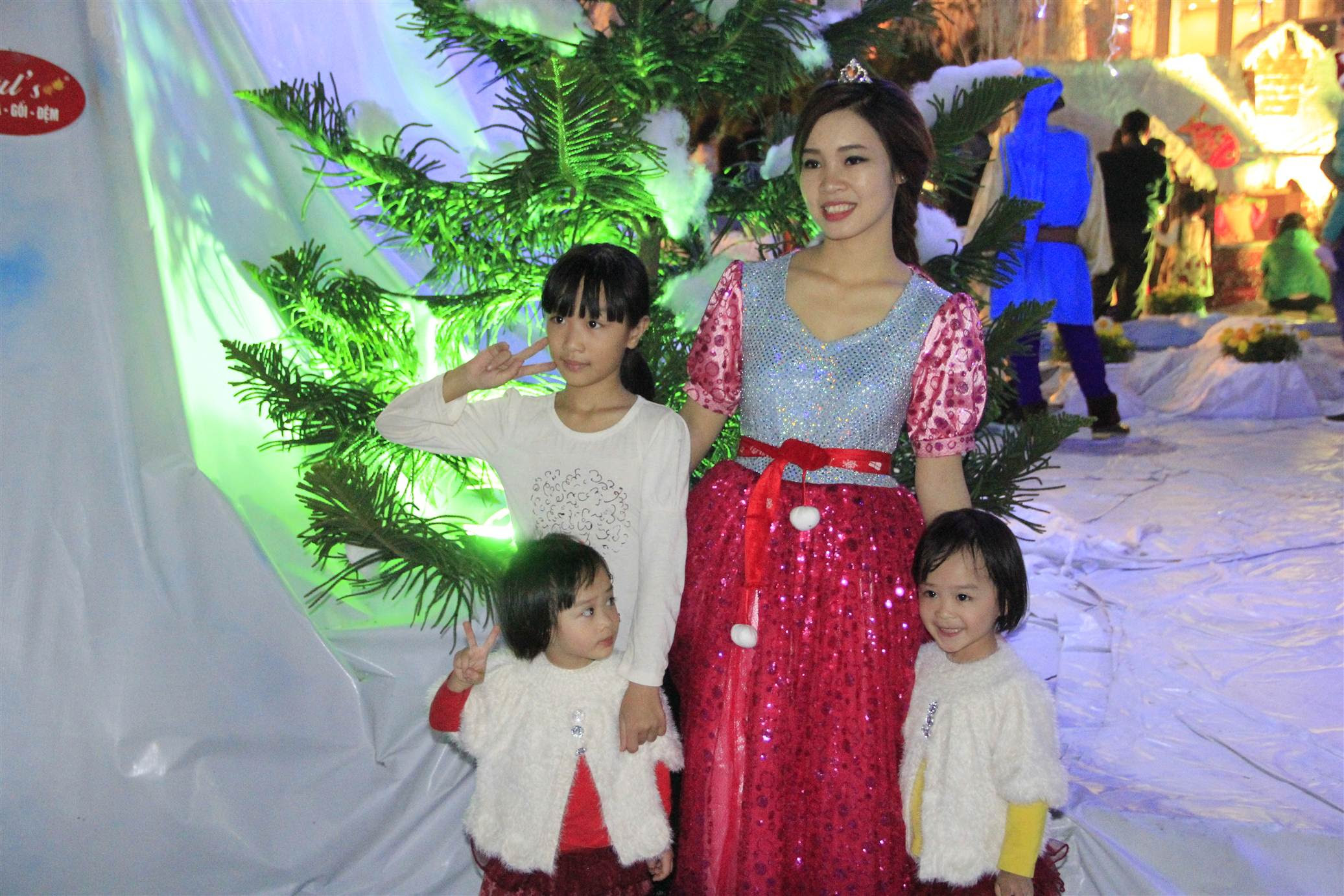 Hà Nội: Hot girl tự sướng giữa tuyết trắng trong đêm Noel - ảnh 6 Hình ảnh Hà Nội: Hot girl tự sướng giữa tuyết trắng trong đêm Noel số 6