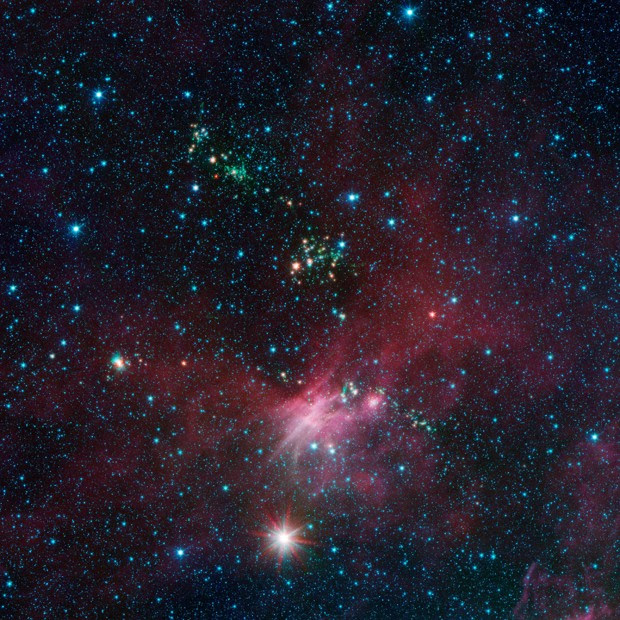 Dezenas de estrelas recém-nascidas expelem jatos de seus 'casulos' de poeira (Foto: Nasa/JPL-Caltech/University of Wisconsin)