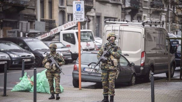 Laachraui aparece en la foto junto a los que se cree que son dos terroristas suicidas arrastrando unos carros con equipajes.