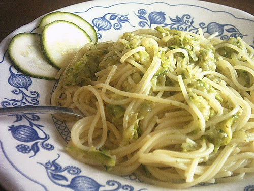 Spaghetti alle zucchine e pesto